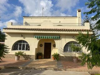 Xalet a Núcleo urbano. Villa andromeda con piscina