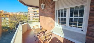 Rent Flat in Carrer del rosselló 500. Espectacular piso para estudiantes
