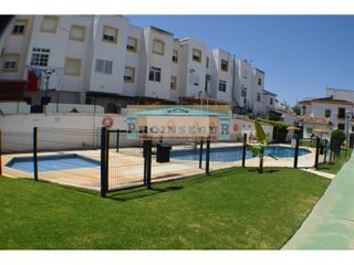 Casa  Calle alondra 60. Amplia vivienda de 3 dormitorios con piscina, jardines y placas