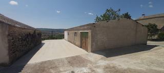 Casa a Calle san martín 31. Azanza. parcela urbana 250m2 + nave 150m2. uso residencial.