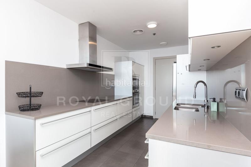 Foto c4d8b2ec-2be1-4d9a-bdf6-48070094241c. Location attique avec chauffage parking piscine dans Barcelona