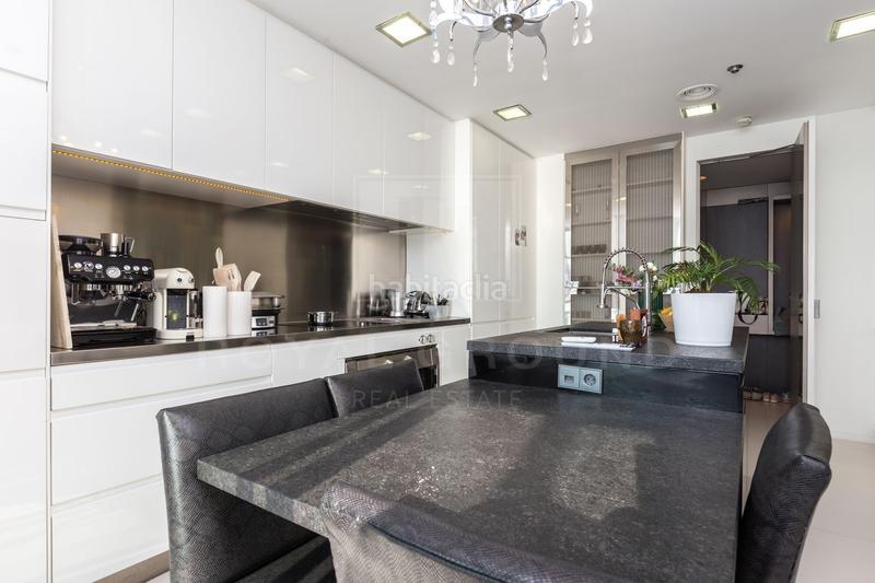 Foto 11dbd9e9-293b-4fd0-9df4-1f310556d966. Miete zweistöckige wohnung mit heizung parking pool in Barcelona