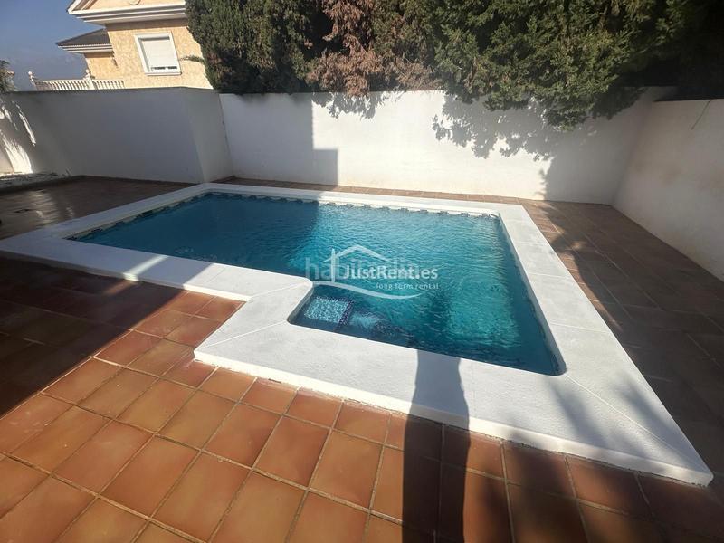 Foto 68cffc4c-253d-4b52-87aa-e08c8d46e80d. Alquiler chalet un chalet de 4 dormitorios en rincón de loix en Benidorm