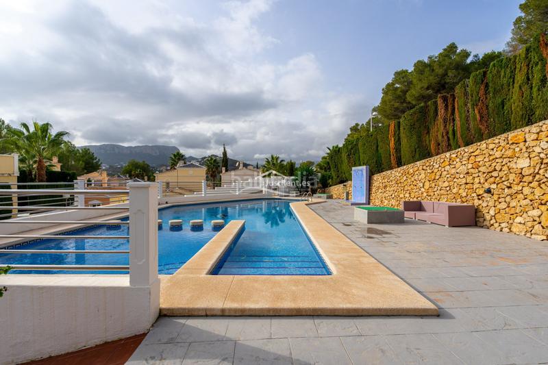 Foto 16233e9a-8b4a-486e-adbc-02f4632001c6. Rent semi detached house with parking pool in Cometa Calp