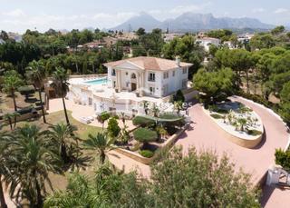 Location Chalet à Altea Ciudad. Preciosa mansión con piscina en alquiler en altea