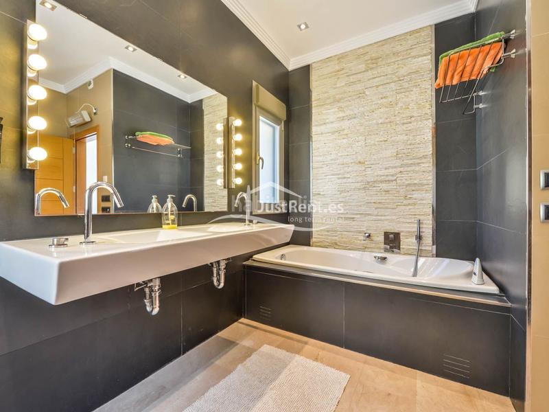 Foto 8b8b451e-adbf-4bbb-b5be-39f5d46faecb. Location chalet avec chauffage piscine dans La Fustera Benissa