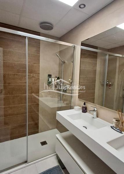 Foto 75103c70-8c5c-4776-a788-5a4224eb4d39. Alquiler piso moderno apartamento con vistas al mar en playa de poniente, en Benidorm