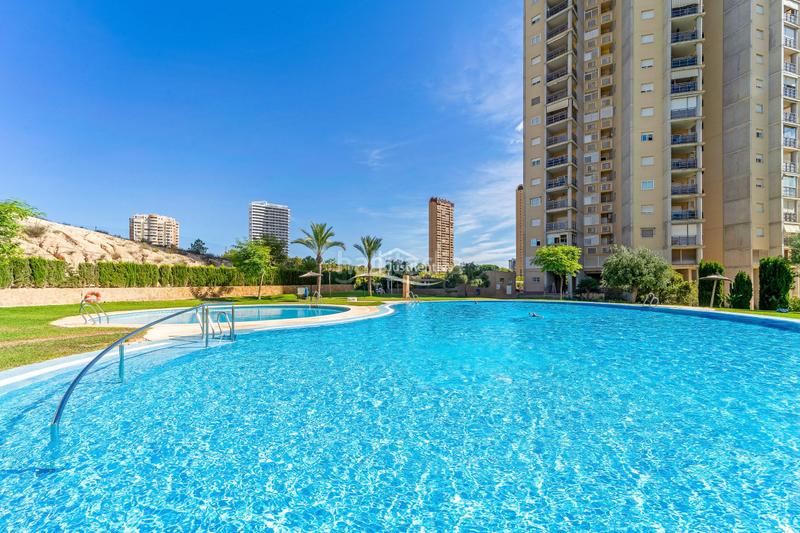Foto 994b829f-bcd2-435d-a6f6-d7d6aab3a0b0. Alquiler piso  con vistas al mar, montaña y golf en la playa de poniente en Benidorm