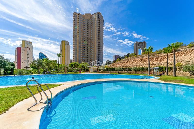 Foto d032a9ea-b43e-4d4a-97c3-f8528f4d1f7a. Alquiler piso  con vistas al mar, montaña y golf en la playa de poniente en Benidorm
