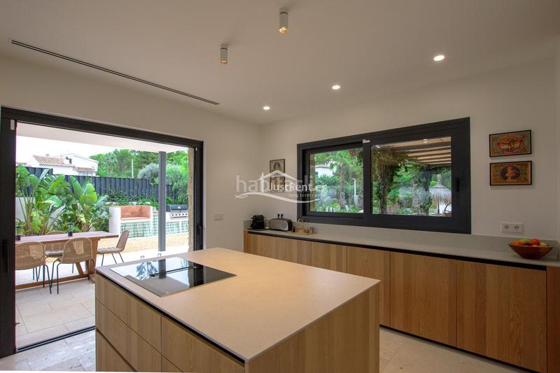 Foto 4cd8946f-4bb1-41d2-abf1-4aed86a065db. Alquiler chalet impresionante villa moderna en alquiler en cala blanca jávea en Xàbia