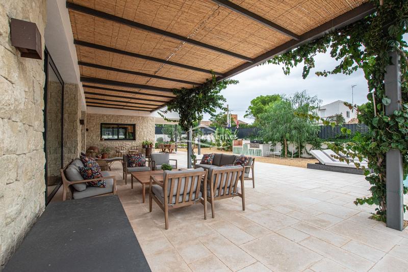 Foto f340f8f1-2fdc-4423-8ee1-cb649ca1bb16. Alquiler chalet impresionante villa moderna en alquiler en cala blanca jávea en Xàbia