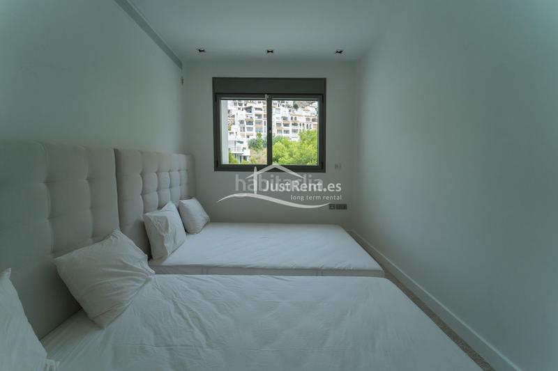 Foto 8d7d5ac0-c1bc-46d0-824b-aa0dfd3ec068. Alquiler piso apartamento en primera línea de playa en alquiler con vistas al mar en Altea