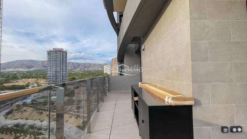 Foto a8165f78-7e3e-45ee-a5a7-a4ee032567d6. Alquiler piso  en alquiler de larga temporada con vistas al mar en Benidorm