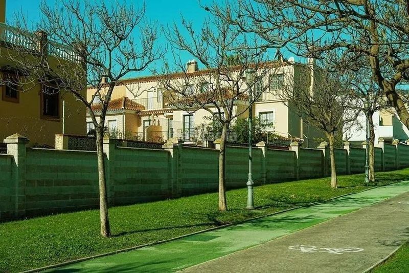 Foto 0122c990-b10b-4b75-a48b-2854f59aa967. Semi detached house with parking in Montemar Torremolinos