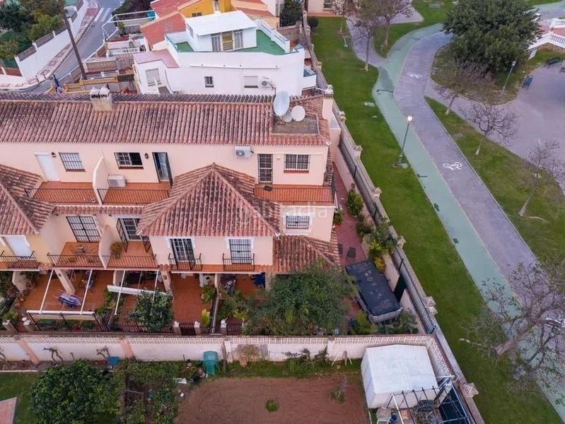 Foto 19016828-6860-4929-8e99-ebbb319829f6. Semi detached house with parking in Montemar Torremolinos
