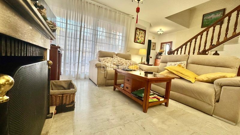 Foto d43aa157-1cd4-41b0-804a-6d79e2b98170. Semi detached house with parking in Montemar Torremolinos