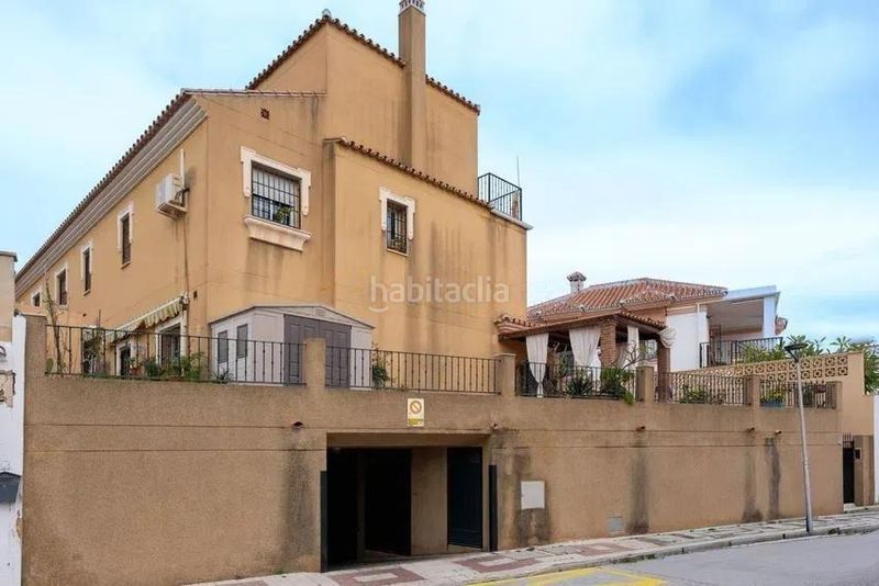 Foto fdef8929-1229-4e3c-9634-6ddff2e6189c. Semi detached house with parking in Montemar Torremolinos