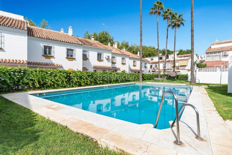 Foto 786282dd-3cdf-468a-a56c-7d2334f23162. Casa adossada amb piscina a Playamar - Benyamina Torremolinos