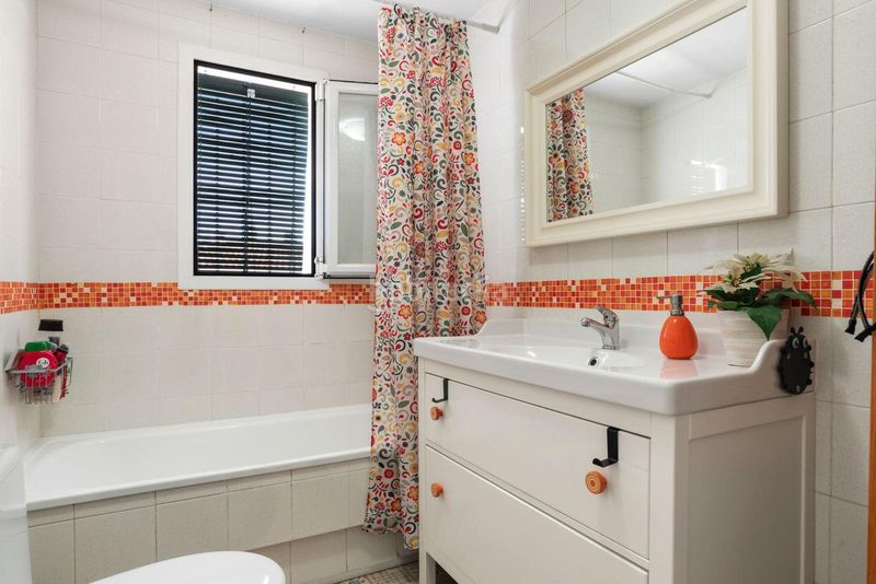 Foto f8b312f5-9399-42be-a0ee-7d2cf2007d8f. Casa adossada amb piscina a Playamar - Benyamina Torremolinos