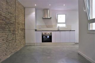 Pis  Carrer de sant bartomeu. Vivienda exterior reformada en finca rehabilitada