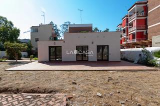 Casa  Carrer de les barques. Descubre tu nuevo hogar en la playa de castelldefels!
