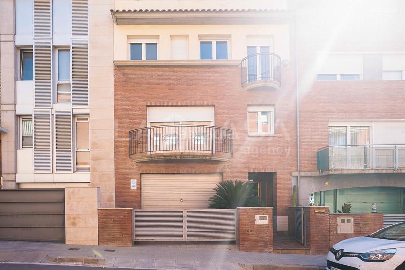 Foto 0edecb8a-008f-4cf4-a774-4262fd4f71b2. Maison jumelée avec parking dans Font Verda Granollers