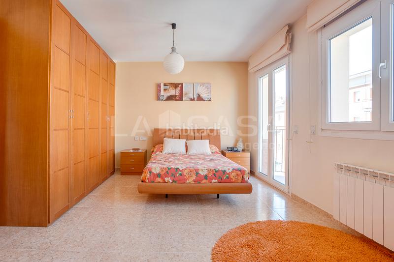 Foto 61250b95-0279-4aa4-bc41-44eafa160786. Semi detached house with parking in Font Verda Granollers