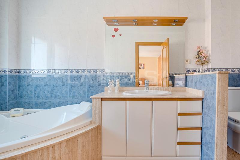 Foto b8fb0244-4dae-4a7d-98b1-013ec667e5b4. Semi detached house with parking in Font Verda Granollers