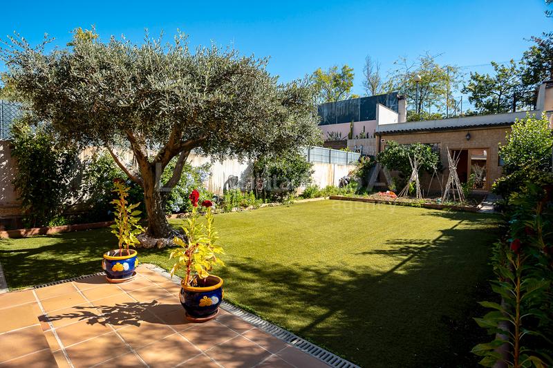 Foto e0fe8ab9-3126-4e77-bca5-41e4329c383d. Semi detached house with parking in Font Verda Granollers