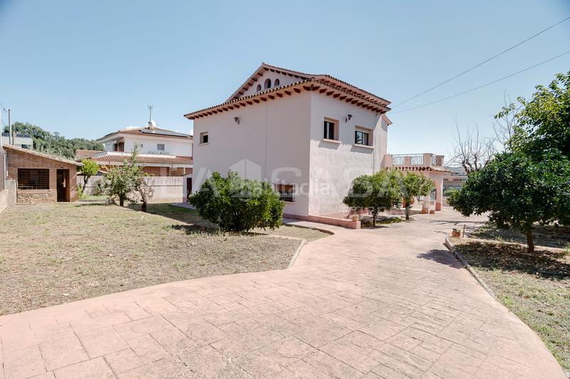 Foto 01bfa5c7-9e45-48c4-a0c3-0444575bc6a0. Casa con riscaldamento parcheggio in Canovelles