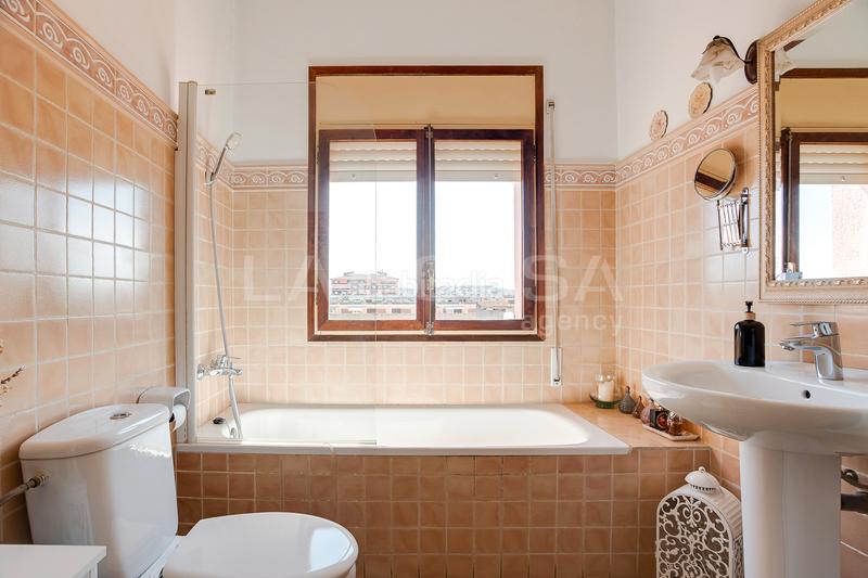 Foto 361c6c86-e046-4cc7-b3bf-984648fbb893. Casa con riscaldamento parcheggio in Canovelles