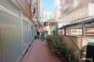 Appartement à El Poble Sec - Parc de Montjuïc. Planta baja con patio y 4 habitaciones en finca modernista  pobl