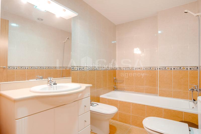 Foto 1f3a5646-65a9-46c3-bc8f-fd59ae2f6793. Flat with heating parking in Fondo Santa Coloma de Gramenet