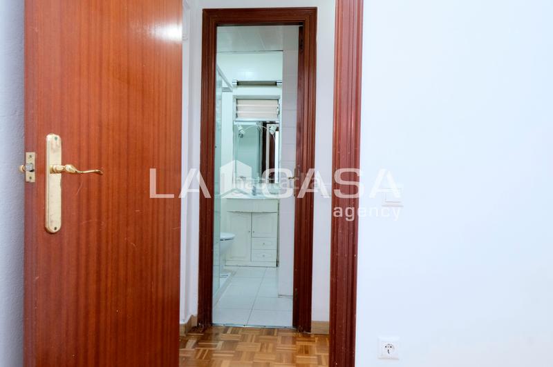 Foto d8b5a276-5e0f-42c3-a48c-3b21895d2ef7. Piso en Turó de la Peira Barcelona