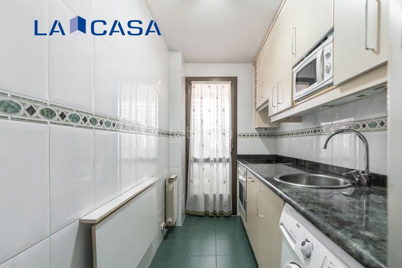 Foto fb07384f-79c1-4b5b-ad40-7997e3d3adb9. Pis amb calefacció aparcament piscina a Delicias Madrid