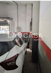 Autoparkplatz in Llefià