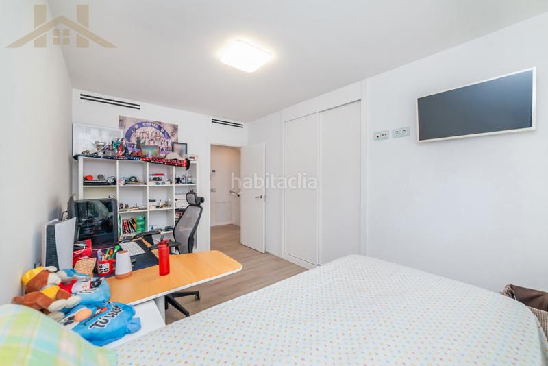 Foto fd59818a-0e20-4b22-bef0-65f35dfd7409. Casa a schiera con camino riscaldamento parcheggio piscina in Tres Cantos