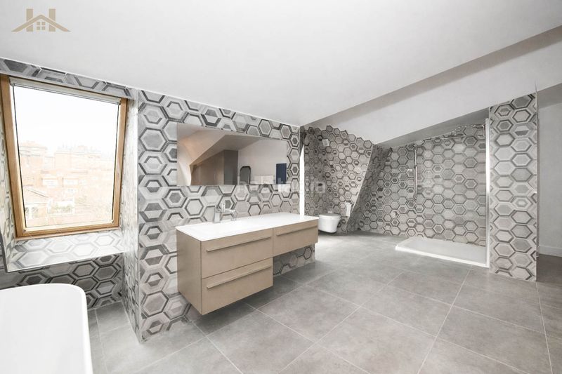 Foto e48fdeda-255d-4f57-85cf-bd82d7c5360f. Casa adossada amb xemeneia calefacció aparcament piscina a Tres Cantos