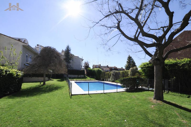 Foto 1f65f09d-ea6f-40cb-ba45-85bb36152d20. Casa aparellada amb xemeneia calefacció aparcament piscina a Tres Cantos