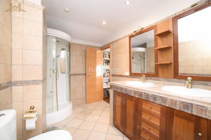 Foto c987a53e-fee0-4ea0-845a-e7151e7c05de. Casa aparellada amb xemeneia calefacció aparcament piscina a Tres Cantos