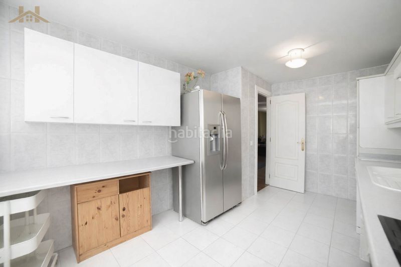 Foto dd00b25f-0a0b-4199-bd9c-e3be9a89d71c. Casa aparellada amb xemeneia calefacció aparcament piscina a Tres Cantos
