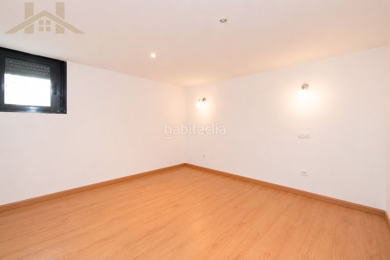 Foto cc76bd82-adba-45c8-82c0-e6827dd2e354. Xalet amb xemeneia calefacció aparcament piscina a Tres Cantos