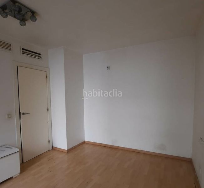 Foto 3d018e18-3037-49b7-bcdd-10f1bc547d1a. Pis amb aparcament a Hostafrancs Sabadell