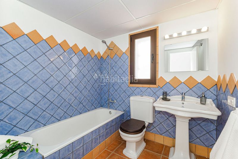 Foto a4c922bc-b736-4b34-a186-3e91c6431427. Casa aparellada a Aracena