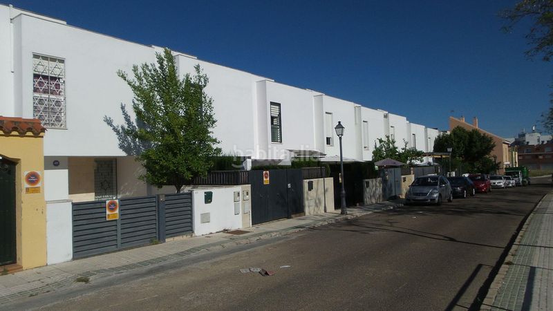 Foto bab42652-9389-4a91-864b-5e525db23385. Casa aparellada a Avenida Juan Diego Bormujos