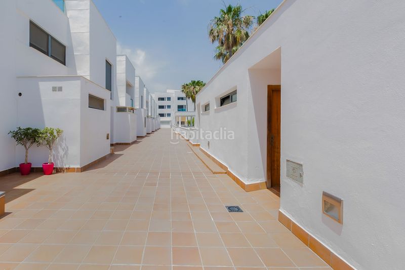 Foto a4bd4f24-c790-4f83-9024-36e0587197fa. Casa aparellada a Almerimar Ejido (El)