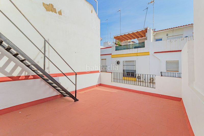 Foto f23b7a45-1f96-48e7-a94f-ef47545111a9. Planta baixa a Barrio del Nervión Sevilla