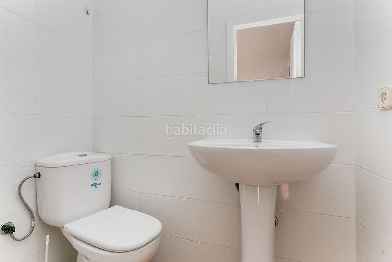 Foto 0a9226f9-e82a-4bef-bb98-a0ef752a9235. Casa aparellada amb aparcament a La Roureda Viladecans