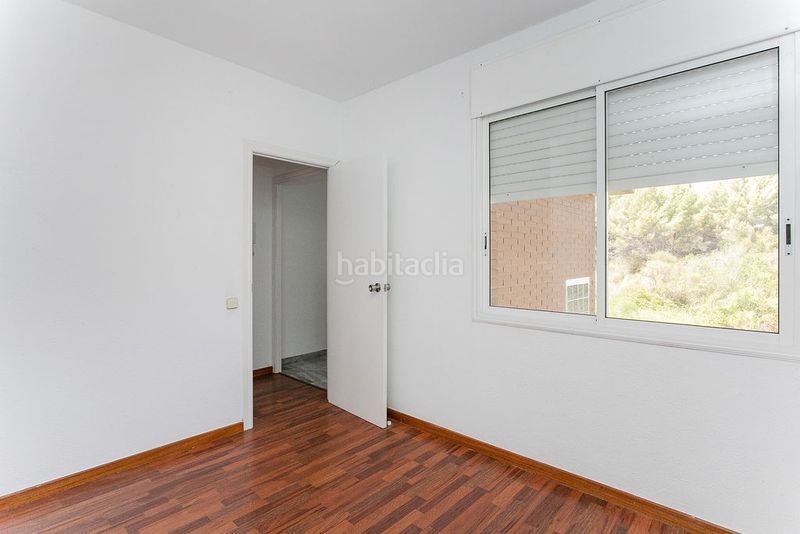 Foto 57f97ff2-8014-4503-b59d-1cd0ea3a3efd. Casa aparellada amb aparcament a La Roureda Viladecans