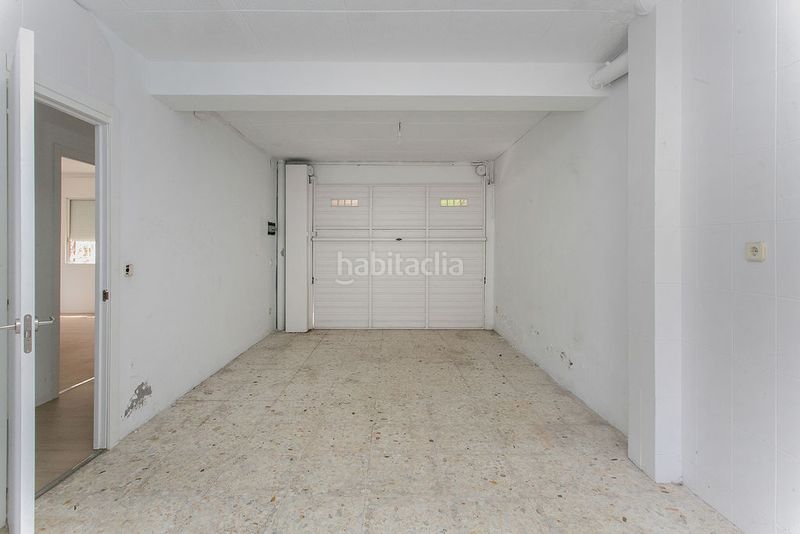 Foto 5f54a7ac-ac32-4ae9-94fa-10e3a736b163. Casa aparellada amb aparcament a La Roureda Viladecans